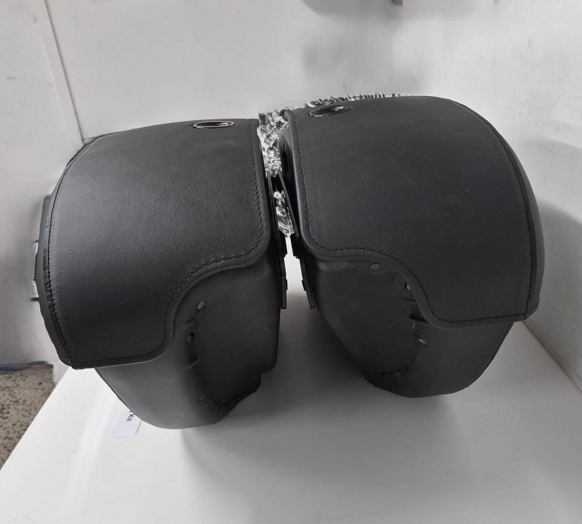 Used Rigid Locking Leather Saddlebag Kit most Dyna 02-17