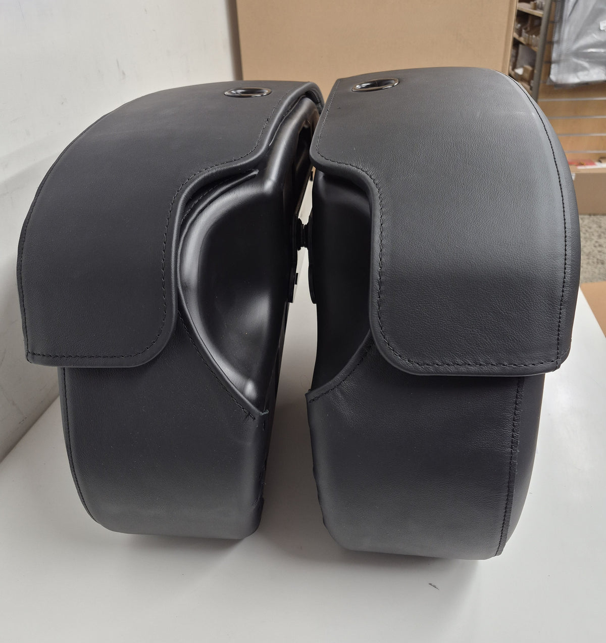Used Rigid Locking Leather Saddlebag Kit most Dyna 02-17